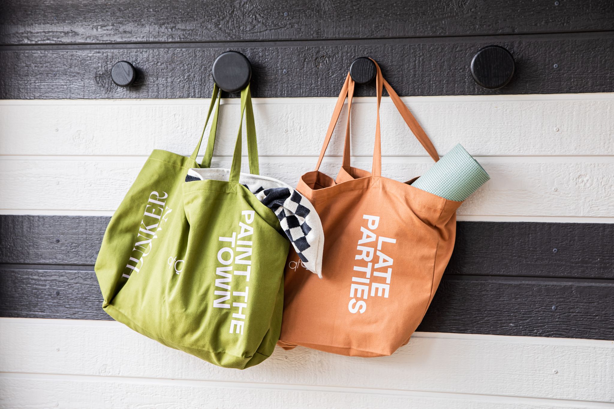 Complimentary beach tote bag highlight image