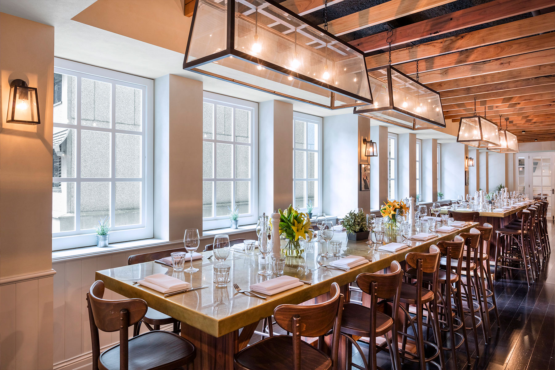 Le Petit Flot restaurant or bar image